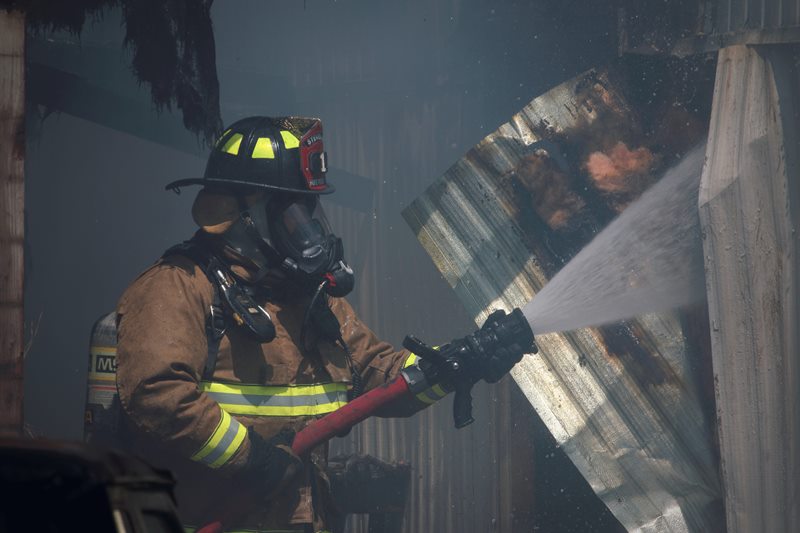 Wąż strażacki w walce z pożarem na produkcji